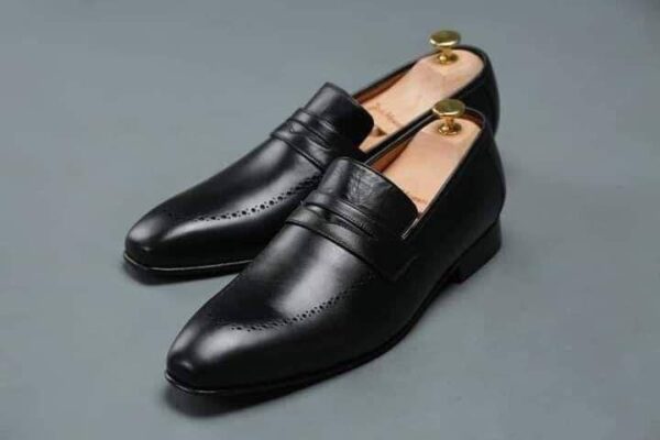 chaussure-homme-pour-un-style-de-tendance-et-fashion-noir