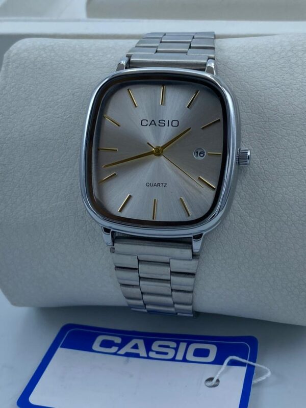 montre-casio-argente-fond-gris-avec-coffret