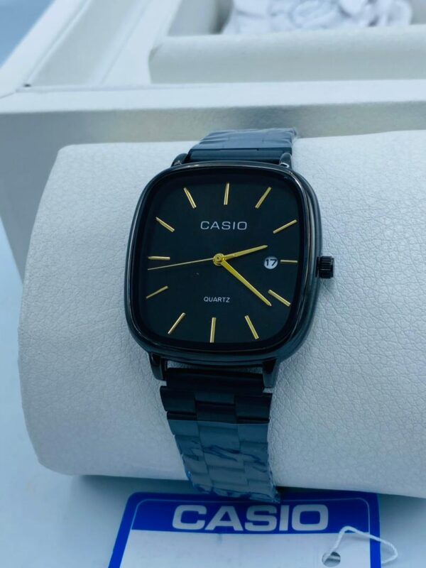 montre-casio-noire-fond-noir-avec-coffret