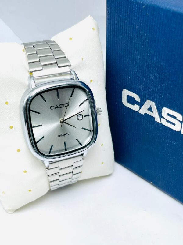 montre-casio-argente-fond-gris-avec-coffret