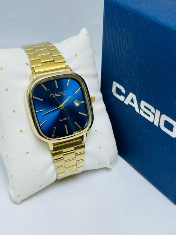 montre-casio-or-fond-bleu-avec-coffret