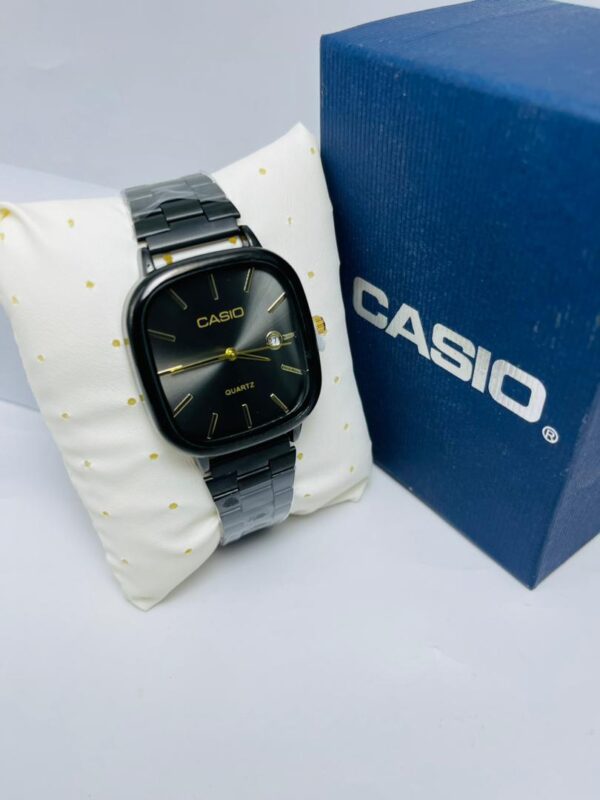 montre-casio-noire-fond-noir-avec-coffret